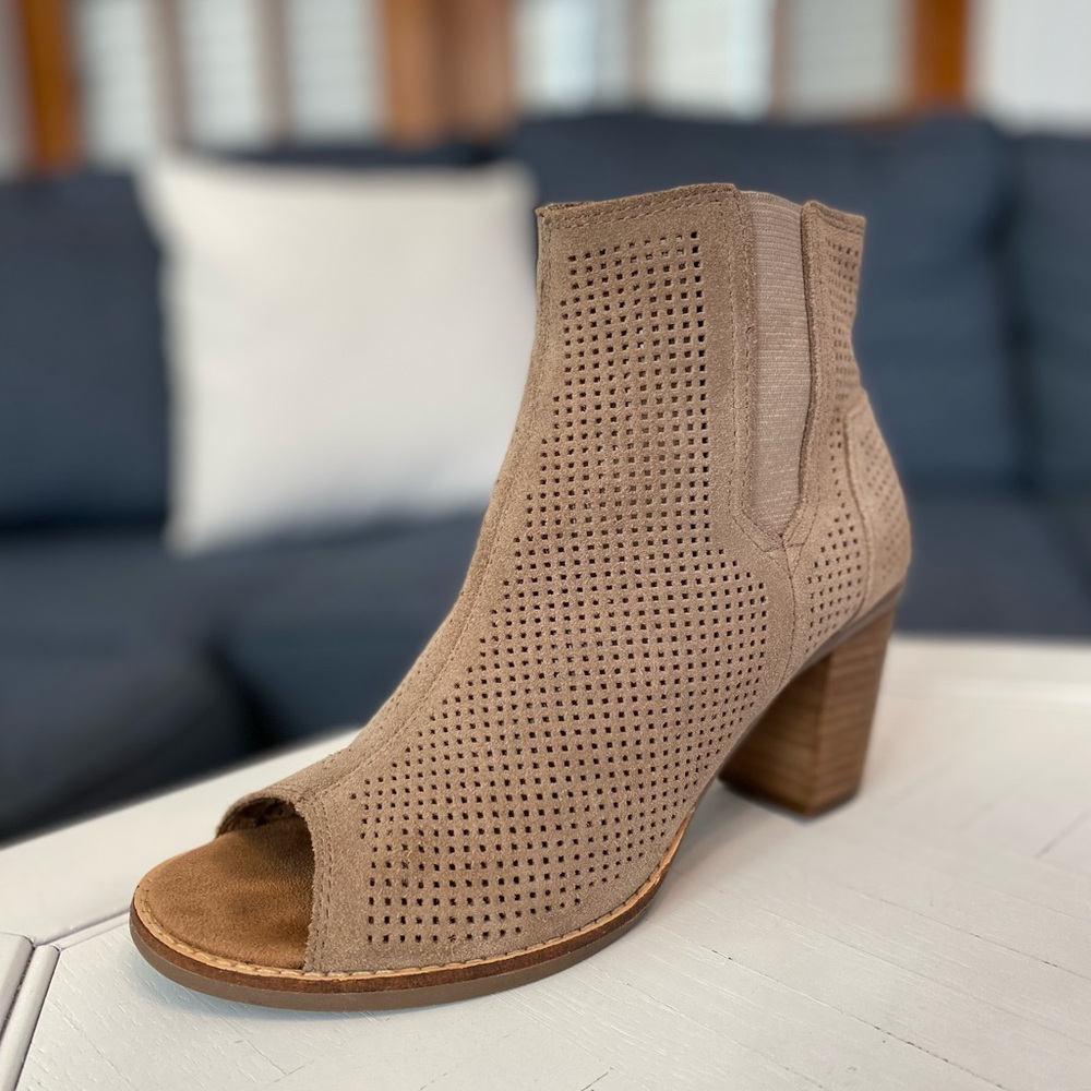 SOLD - Toms Majorca Beige Suede Peep Toe Women’s Ankle Heel Booties Size 6.5 - Picture 4 of 8